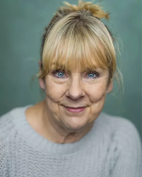 Julie Edwards headshot